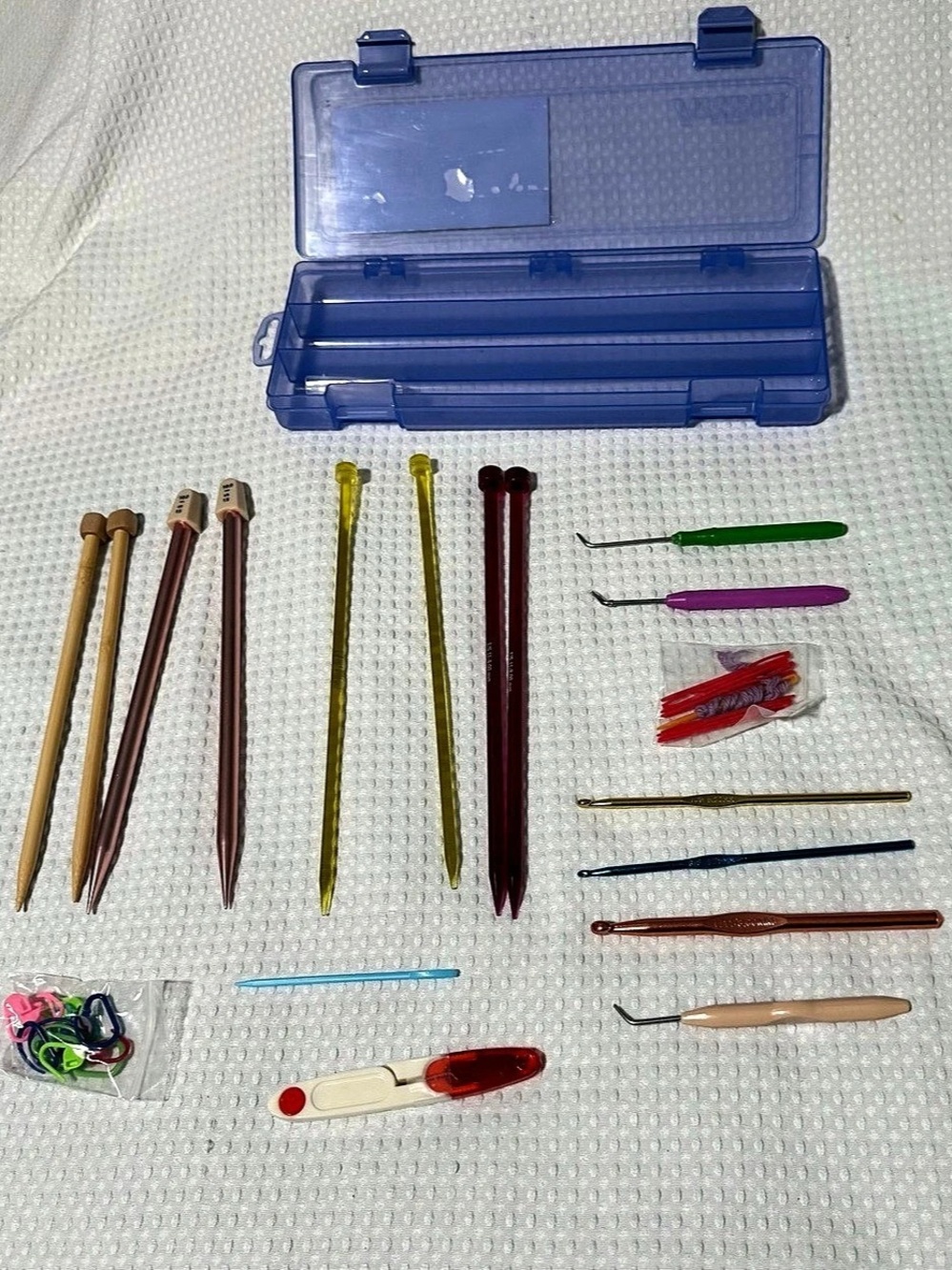 ArtBin Hook & Needle Nook Storage Box Storage Case Setwith various crochet hooks